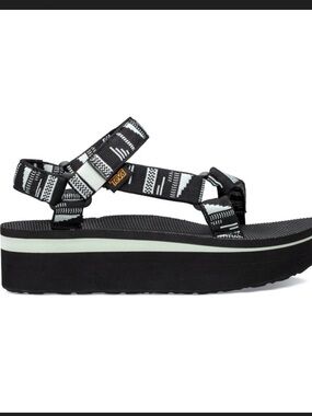 Teva Women's Flatform black and white print size 7 flawed